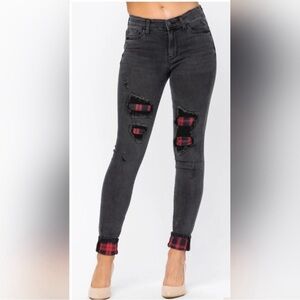 NWT Judy Blue Plaid Distressed Patched Mid Rise Skinny Jeans. Wash black 27